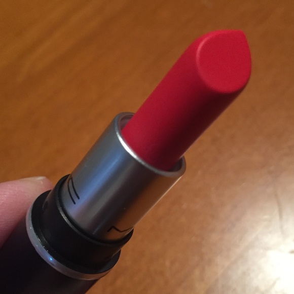 MAC Retro Matte Lipstick Relentlessly Red - Picture 8 of 16